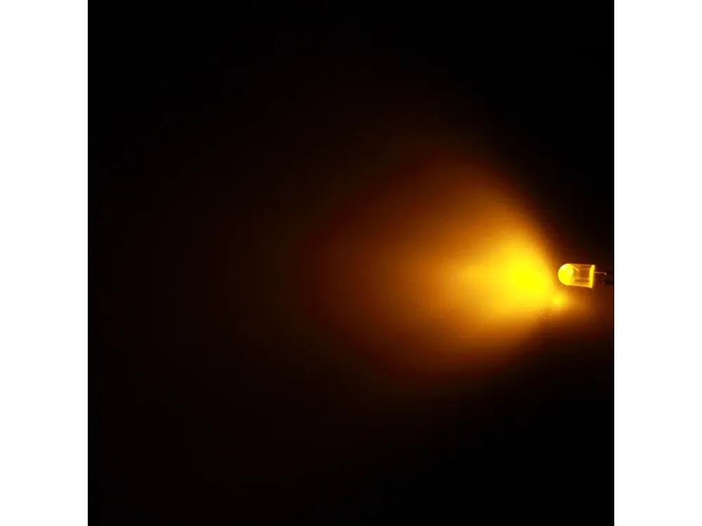 Žádaný produkt | Hebei 774MY8T-S LED 5,2x3,8mm žlutá